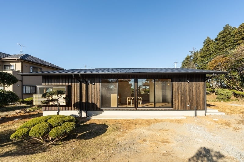 杉材とガルバリウム鋼板を使用した和モダンな外観の平屋