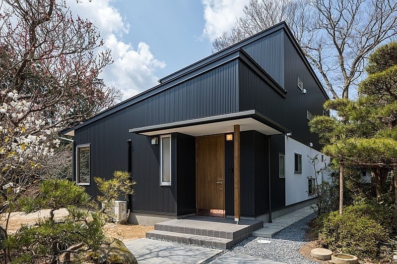 桜を眺めることが出来る大開口のサッシのあるお住まい