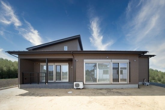 片流れの屋根とダークブラウンの外壁でモダンな平屋