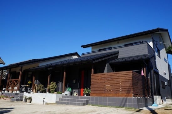 ダークブラウンで統一されたリビングが特徴的なお住まい