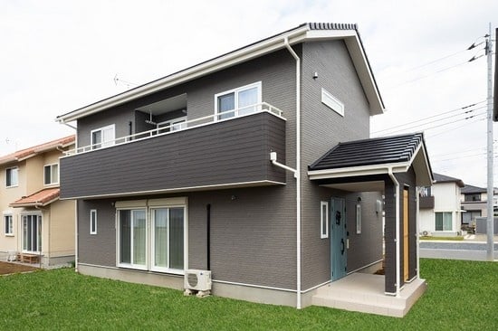 ブルーの玄関ドアがアクセントになった可愛らしい外観のお住まい