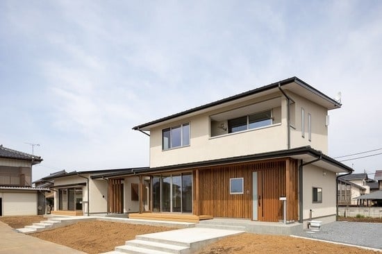 ナラやヒノキの無垢床を使用した、木の温もりを感じるお住まい