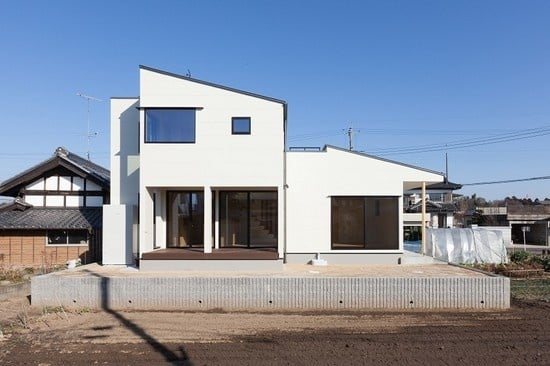 ホワイトを基調とした外観に、大きな窓が特徴的なお住まい