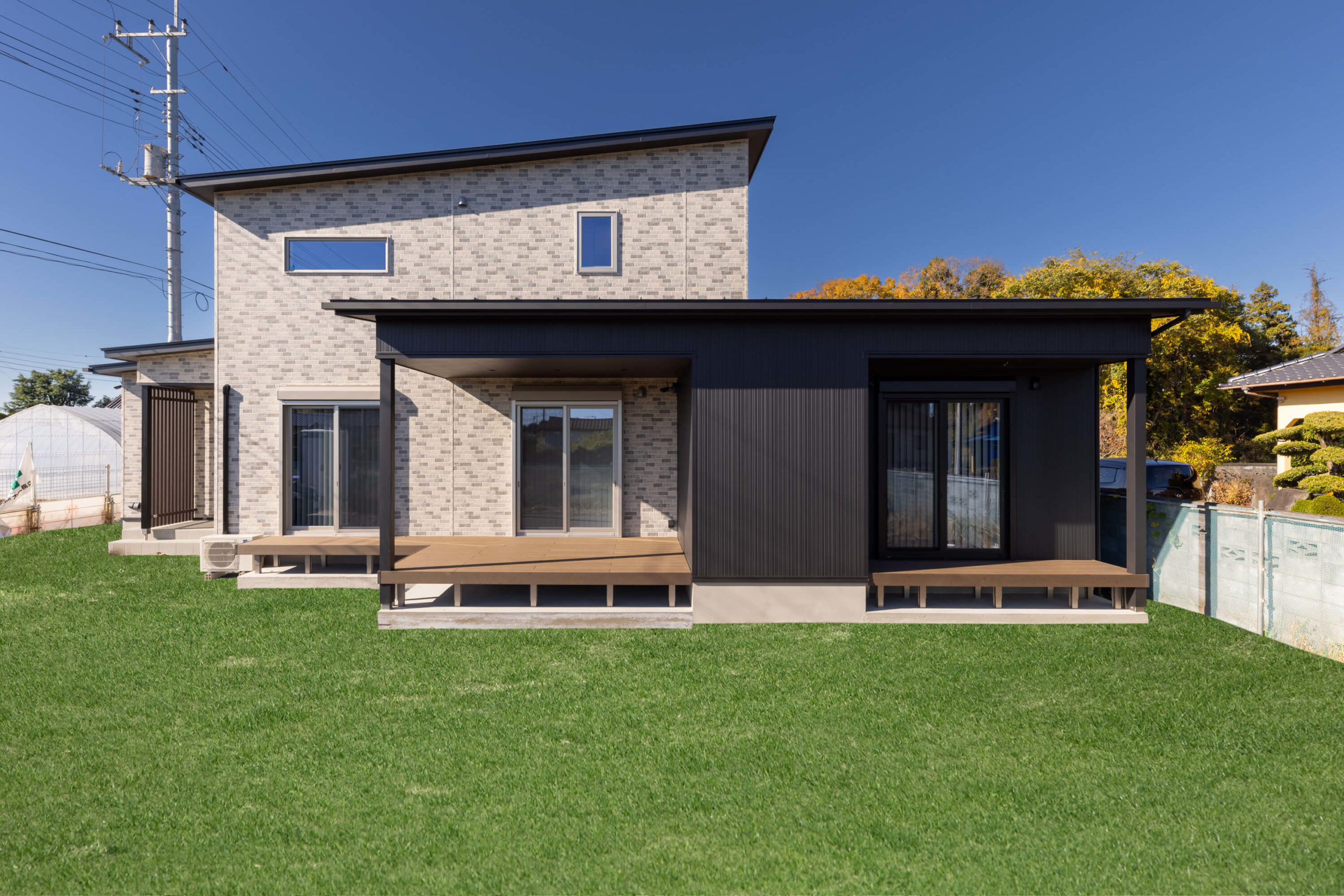 リビングにステップダウンのあるスタイリッシュなお住まい