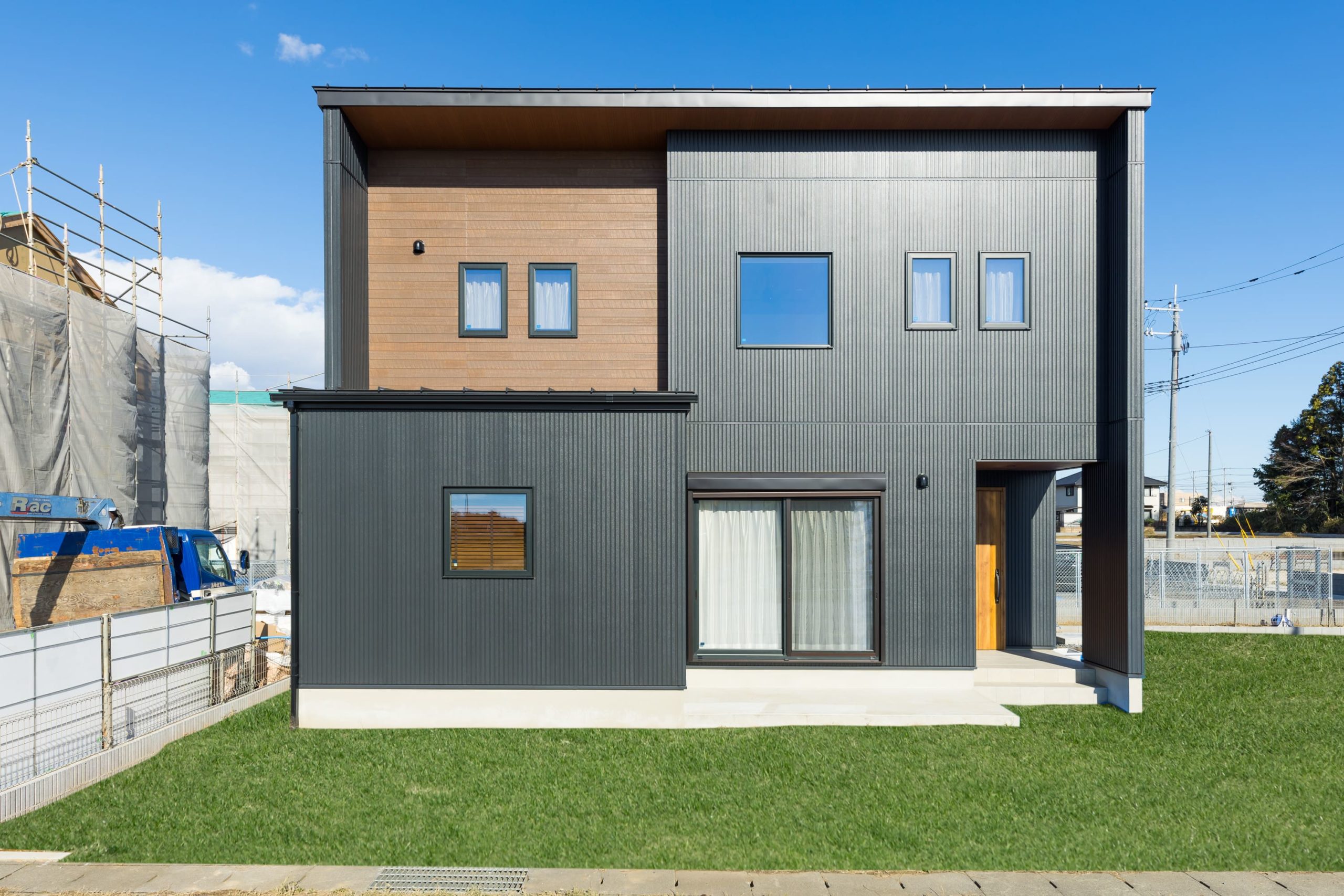 空間に明るい光が差し込む吹き抜けリビングのあるお住まい