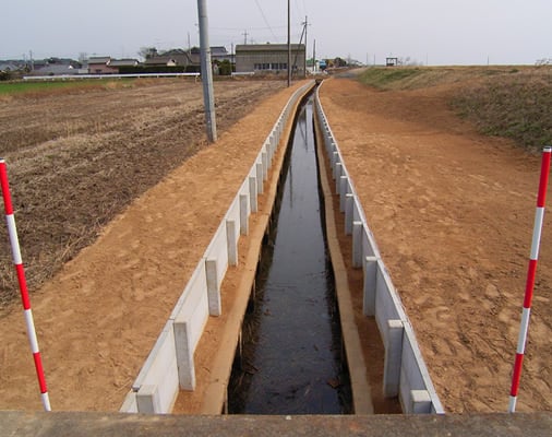 京田堤脚水路補修工事