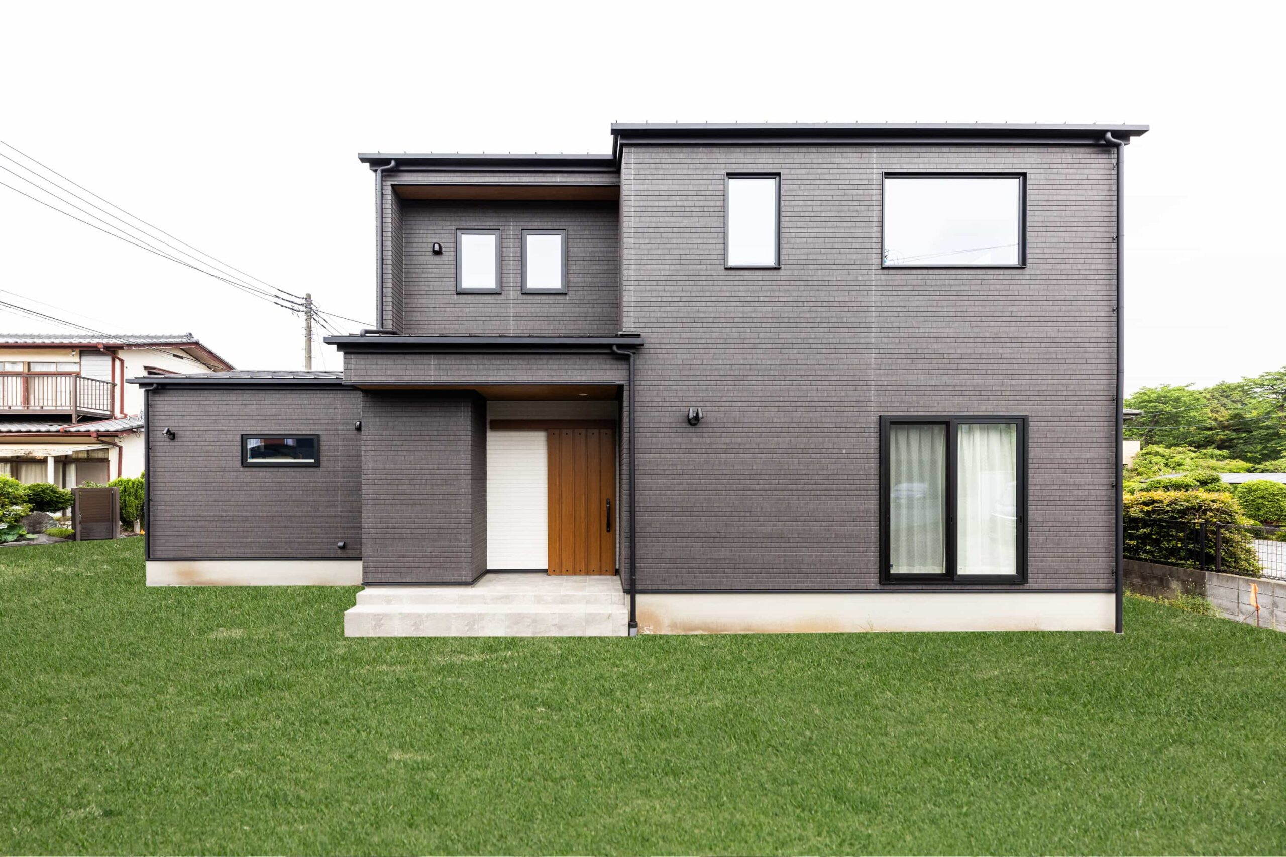 光と空間に工夫を凝らした、収納と動線が整う2階建てのお住まい