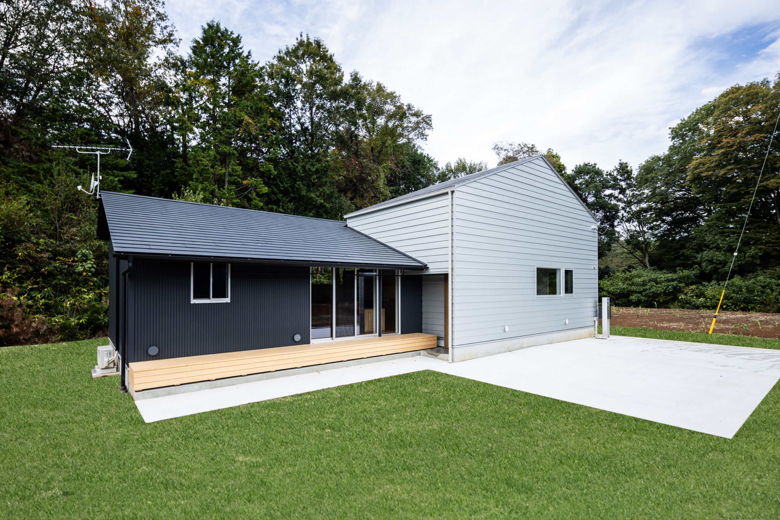 緑に囲まれた、家族が集うこだわりの平屋