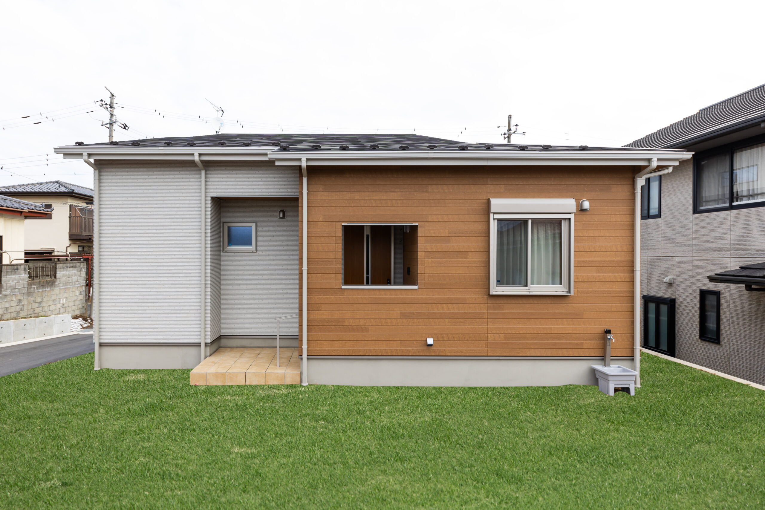 吹き抜けがつなぐ、明るさと温もりのある住まい