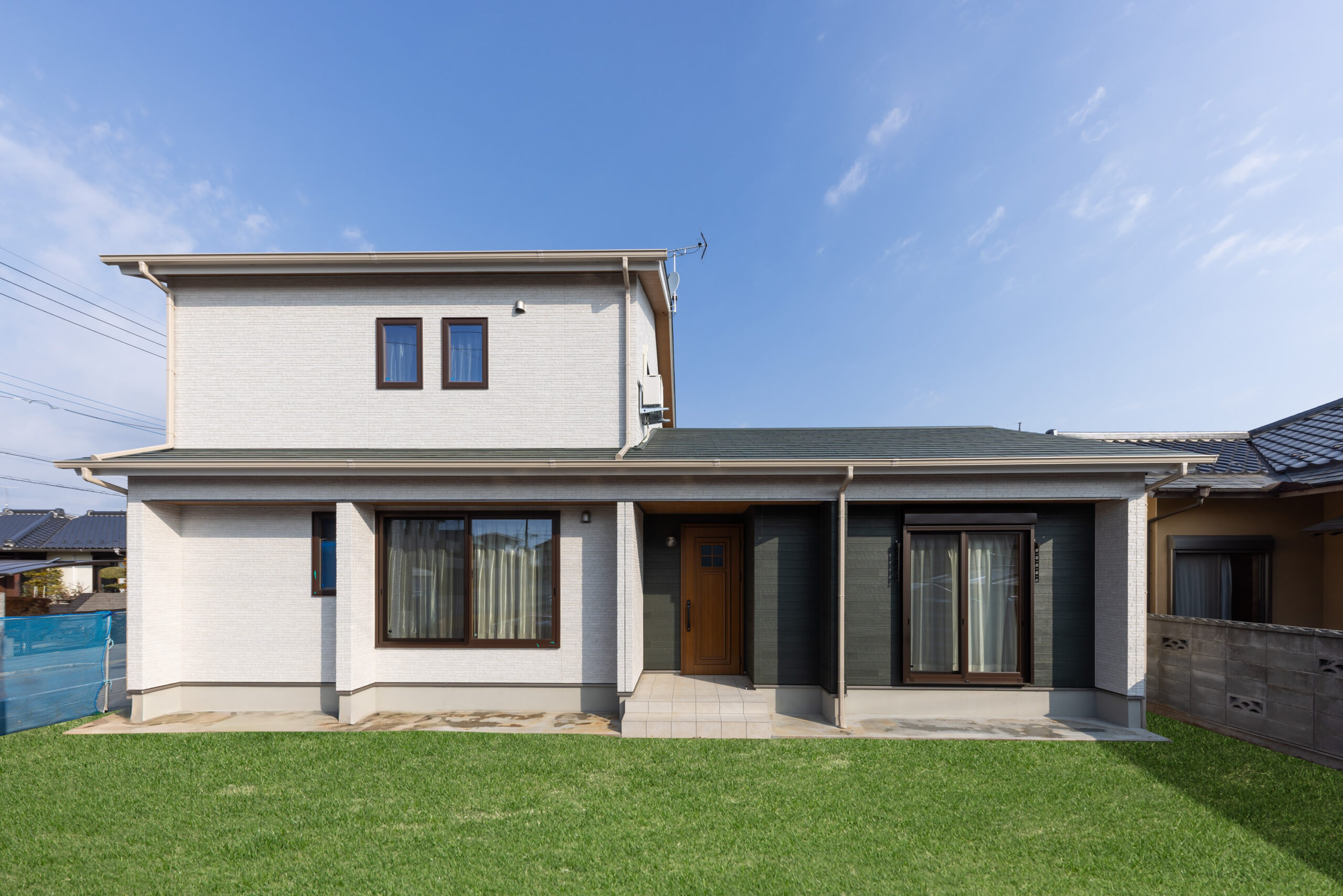 グリーンが映える外観と、整った暮らしのかたち