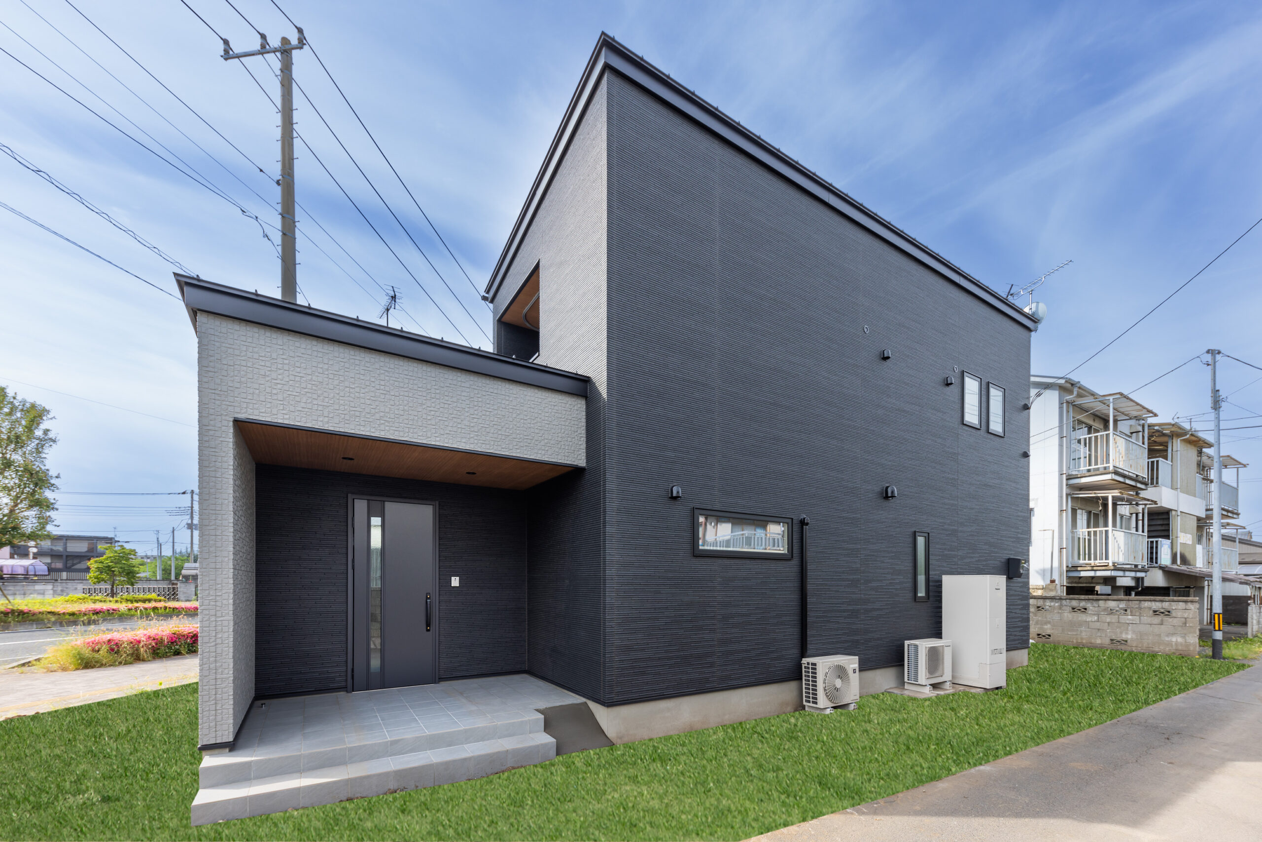 黒の陰影が際立つ外観と、自分の時間を大切にする住まい