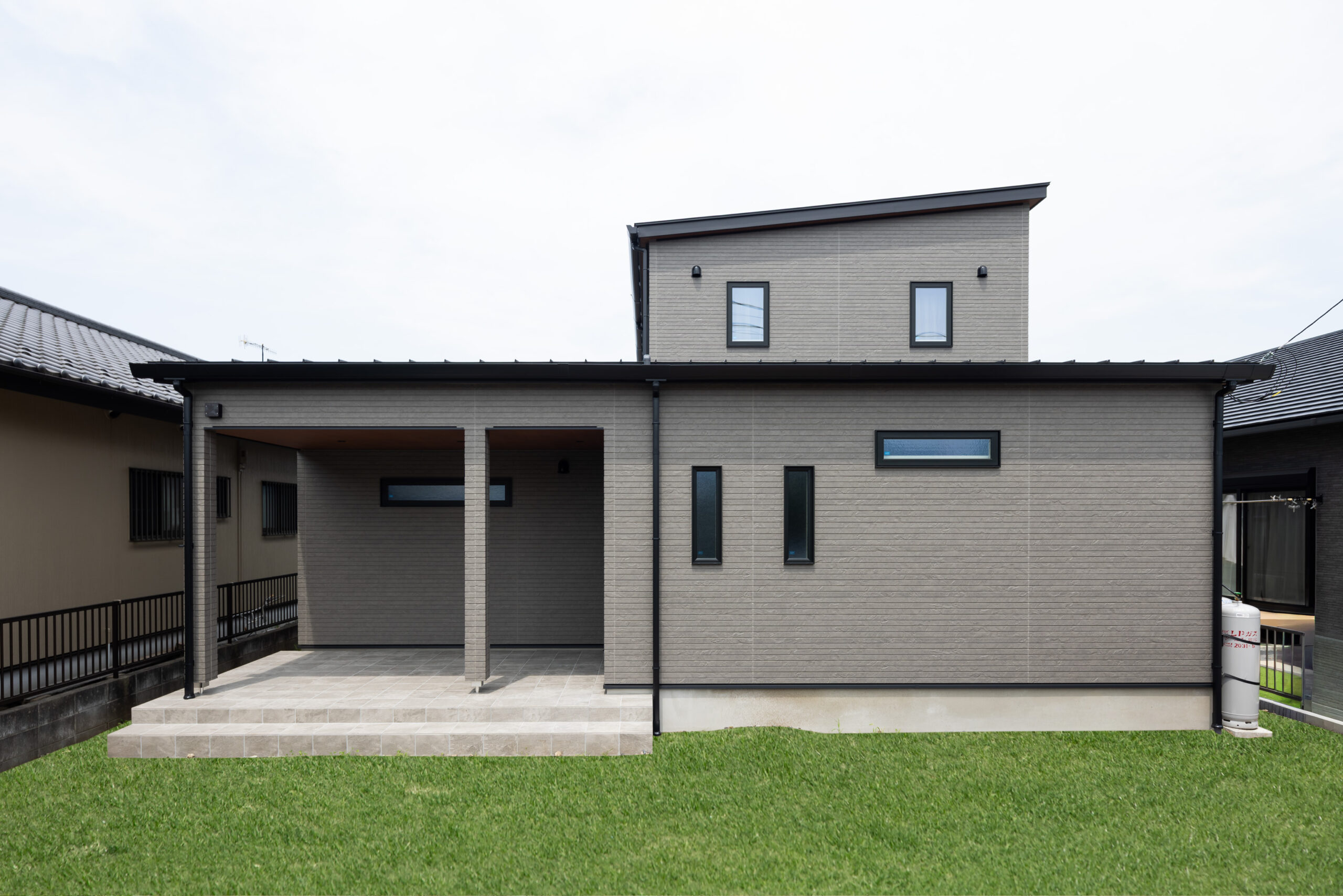 グレーと木目のナチュラルモダンなお住まい